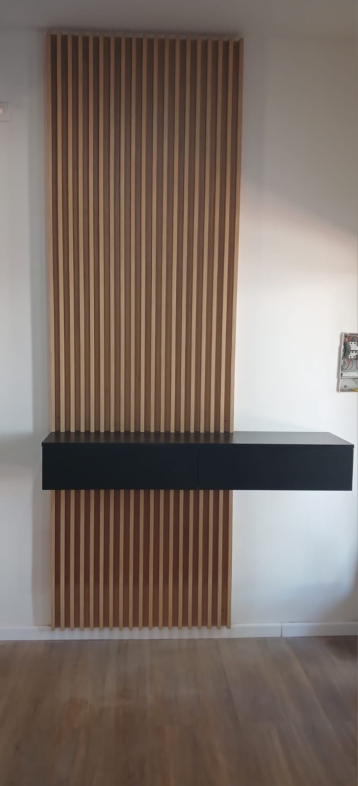 Panel flotante a medida instalado en pared